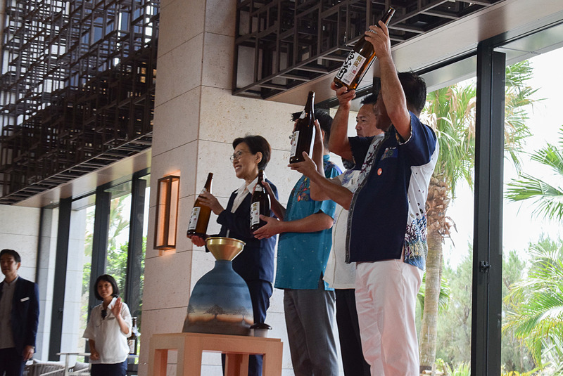 野口総支配人、長浜恩納村長、 當山瀬良垣区長、山城組合長により甕入れが行なわれた