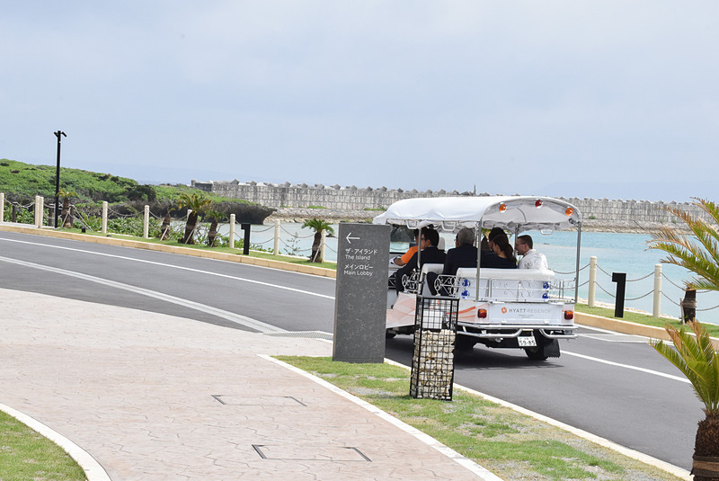 本島側の「ザ・ビーチハウス」から、瀬良垣島側のホテル棟「ザ・アイランド」までトゥクトゥクで向かう来賓の姿も見られた
