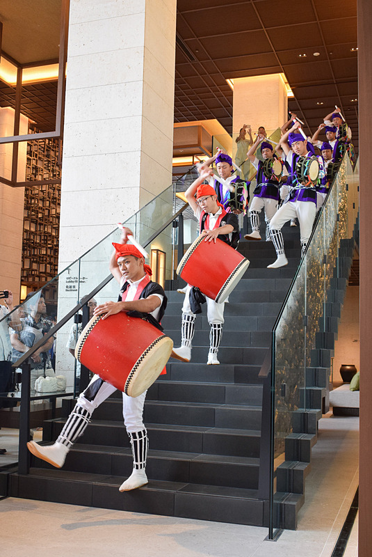 エントランスホールに降りてくる瀬良垣青年会