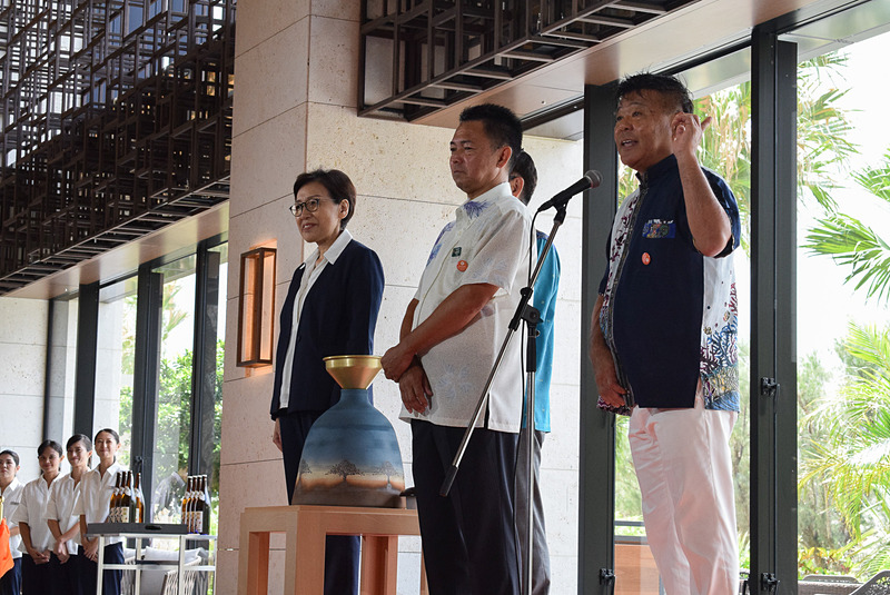 恩納村漁業協同組合代表理事組合長 山城正巳氏（右）