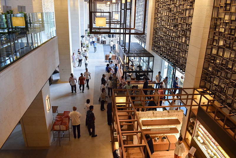 2階ロビーから1階エントランスホールを望む