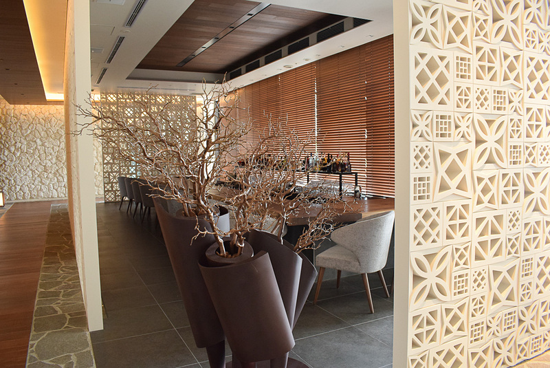 花ブロックをもちいたラウンジバー。夕暮れどきにはブロックが映す影が美しいとのこと