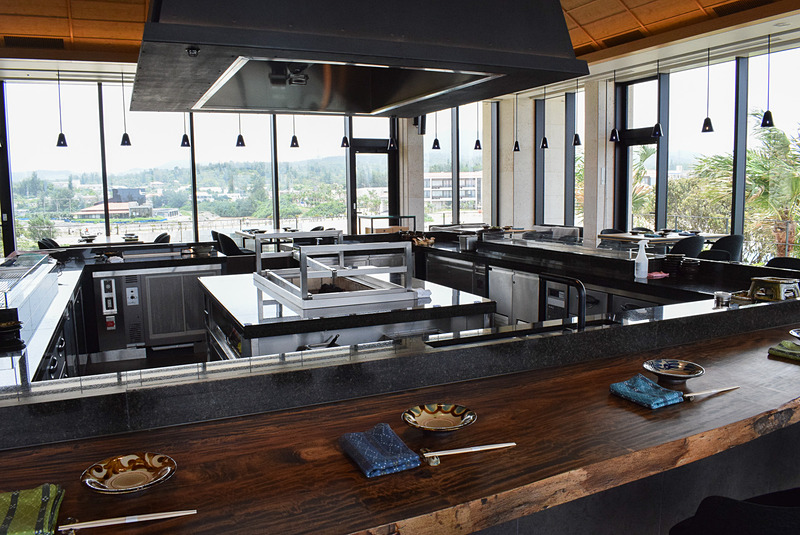 3方がガラス張りで海を見ながら食事ができる炉端レストラン。テラス席もある