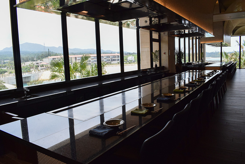 10席×2台の長いカウンターが並ぶ鉄板焼き。継ぎ目なしの1枚板の鉄板にも注目！