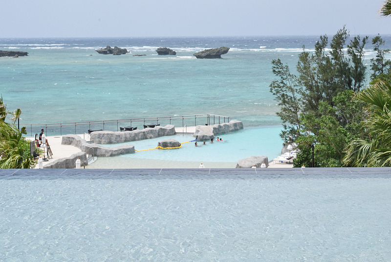 海水を利用したラグーンで泳ぐ親子連れの姿も見られた