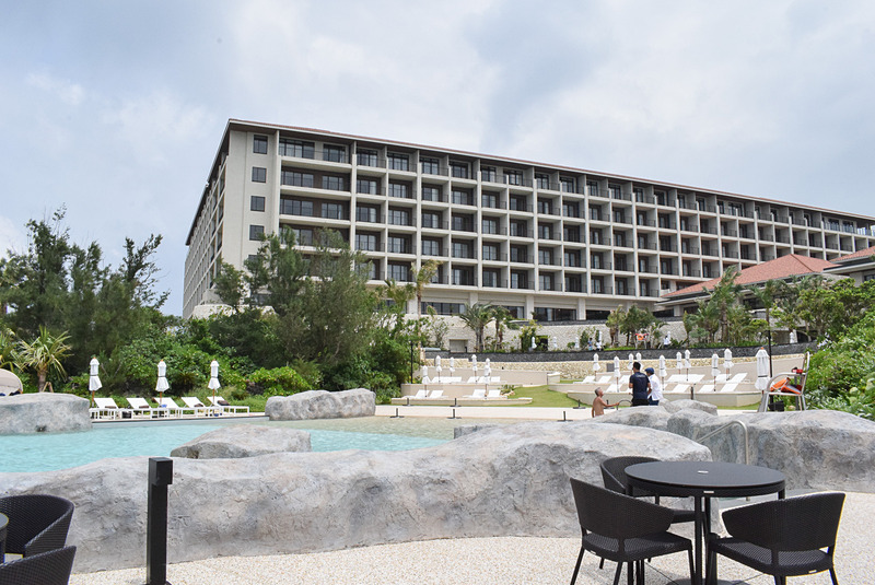 プールサイドからホテル棟「ザ・アイランド」を望む