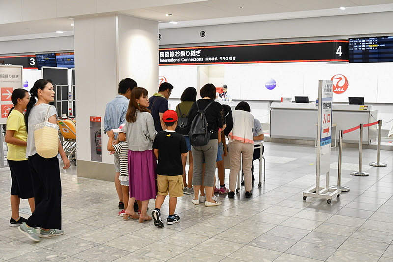 参加者は国内線ターミナルのJALチェックインカウンター前で受け付け