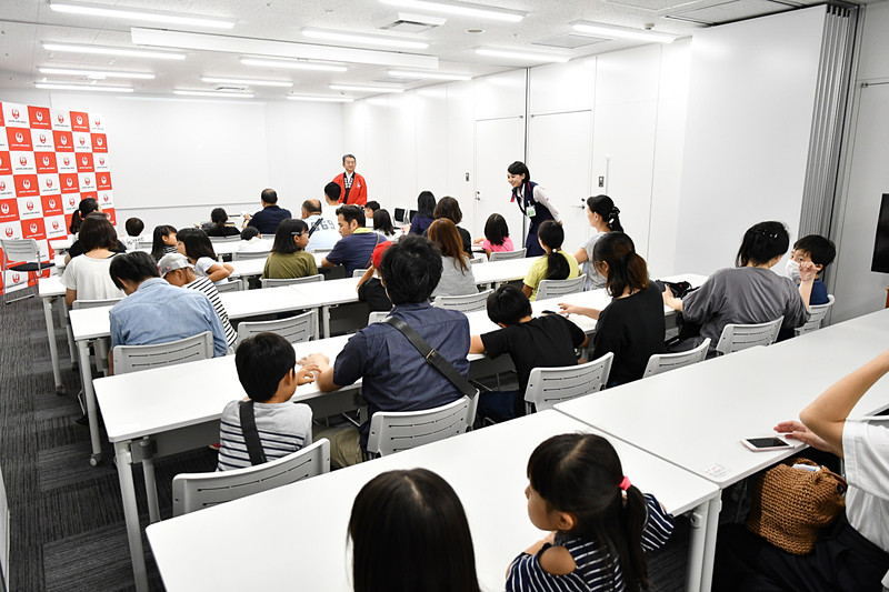 JAL福岡空港支店の会議室で開会式と航空教室が行なわれた