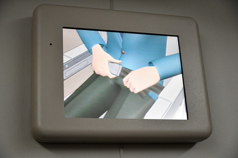 機内安全ビデオが放映された