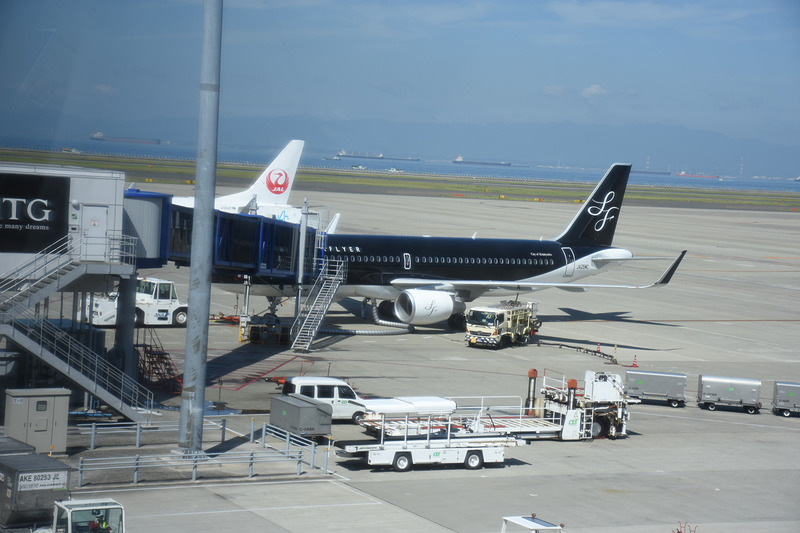 窓越しに駐機するSFJ1028便（JA25MC）が見える