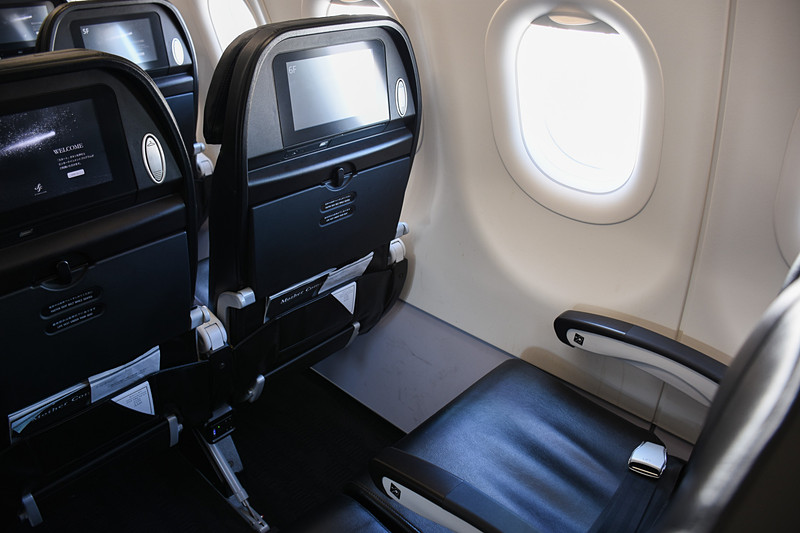 黒い革製のシート。シートピッチは35インチ（約89cm）へ拡大した