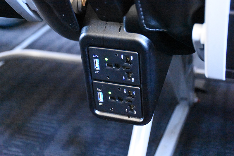 USB充電ポート付きのユニバーサルAC電源を新設