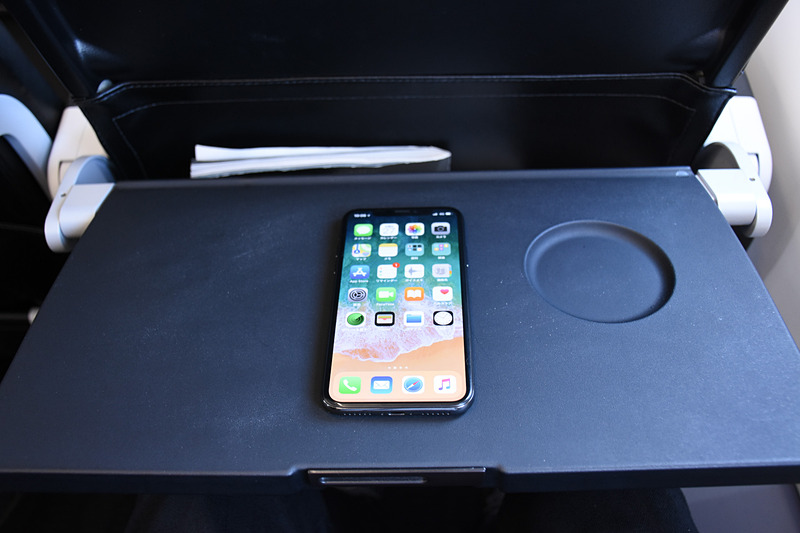 テーブルはノートPCでの作業に十分な広さ