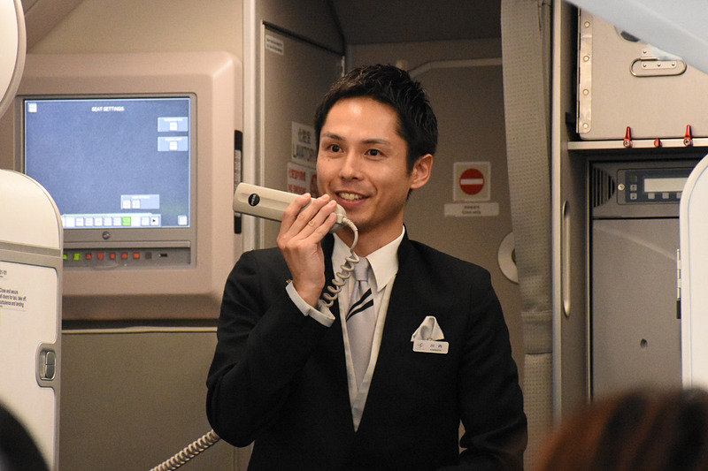 この日の先任客室乗務員、川内氏によるドリンクサービス