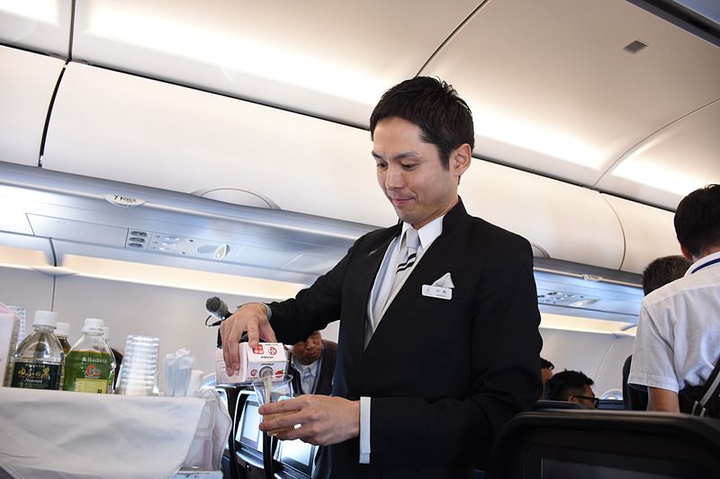 この日の先任客室乗務員、川内氏によるドリンクサービス