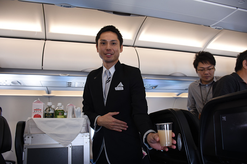 この日の先任客室乗務員、川内氏によるドリンクサービス