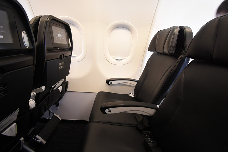 黒い革製のシート。シートピッチは35インチ（約89cm）へ拡大した