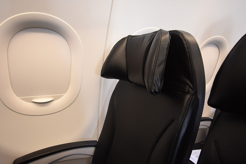 可動式ヘッドレストとフットレストを装備