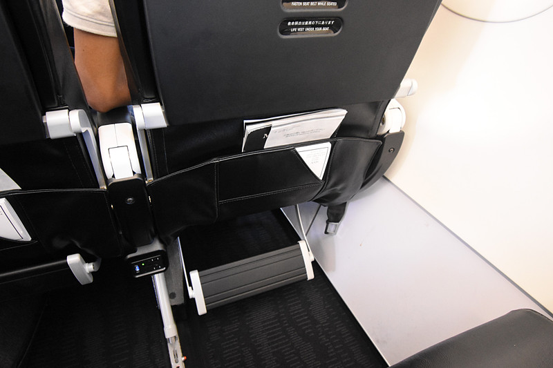 可動式ヘッドレストとフットレストを装備