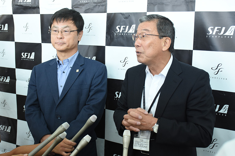 囲み取材に応じる松石禎己氏（右）と友添雅直氏（左）