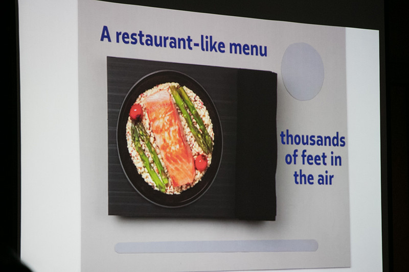 昼食・夕食は「温かいお食事」「ベジタリアンミール」「軽めの冷菜」の3種類から、朝食は「甘いお食事」「塩味のお食事」の2種類から選ぶことができる