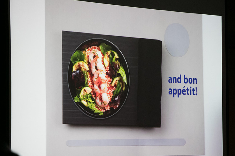 昼食・夕食は「温かいお食事」「ベジタリアンミール」「軽めの冷菜」の3種類から、朝食は「甘いお食事」「塩味のお食事」の2種類から選ぶことができる