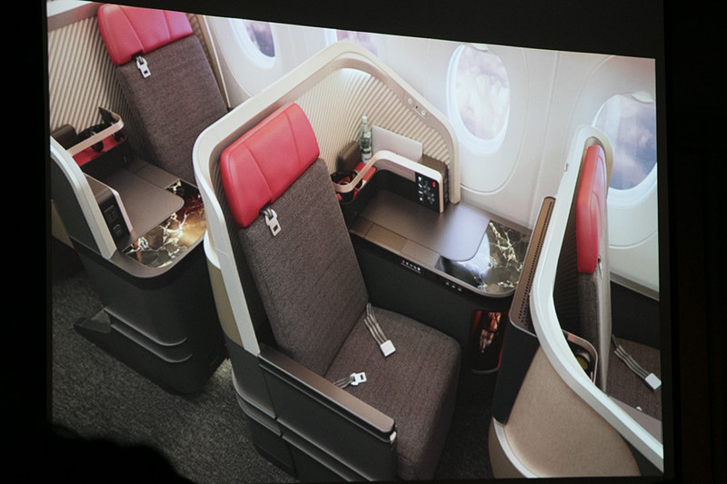 ラタム航空の新しいビジネスクラスシート。シートの配置は1-2-1、すべての席が通路にアクセスでき、従来よりプライバシー空間を意識したものになる