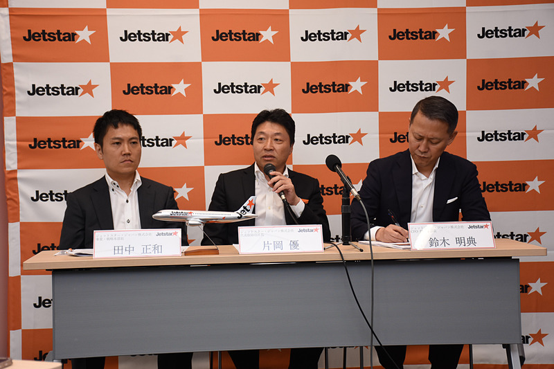 右から、ジェットスター・ジャパン株式会社 CFO 財務本部長 鈴木明典氏、代表取締役社長 片岡優氏、事業・戦略本部長 田中正和氏