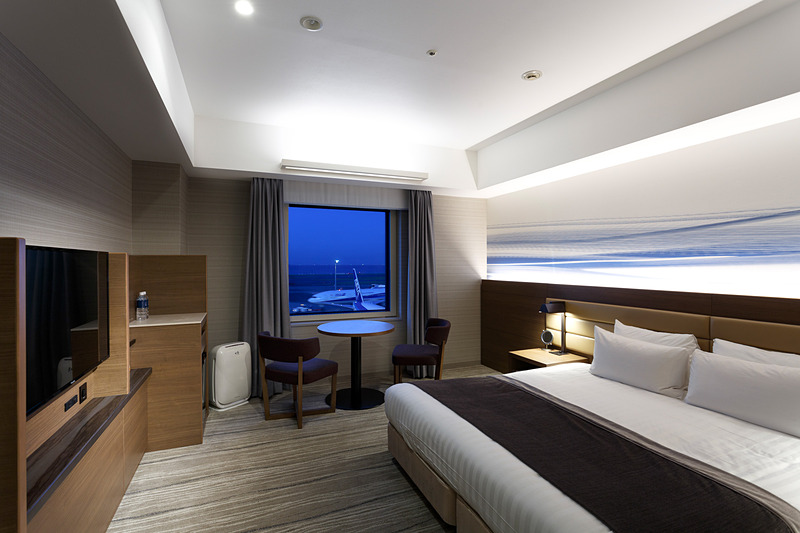 壁紙やカーペットの張り替えなど新しい内装を施し、家具のスリム化を実施した