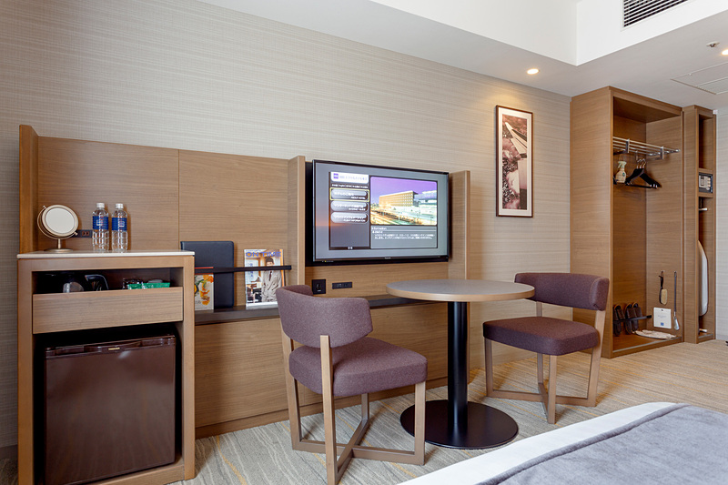 壁紙やカーペットの張り替えなど新しい内装を施し、家具のスリム化を実施した