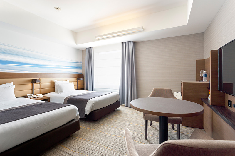 壁紙やカーペットの張り替えなど新しい内装を施し、家具のスリム化を実施した