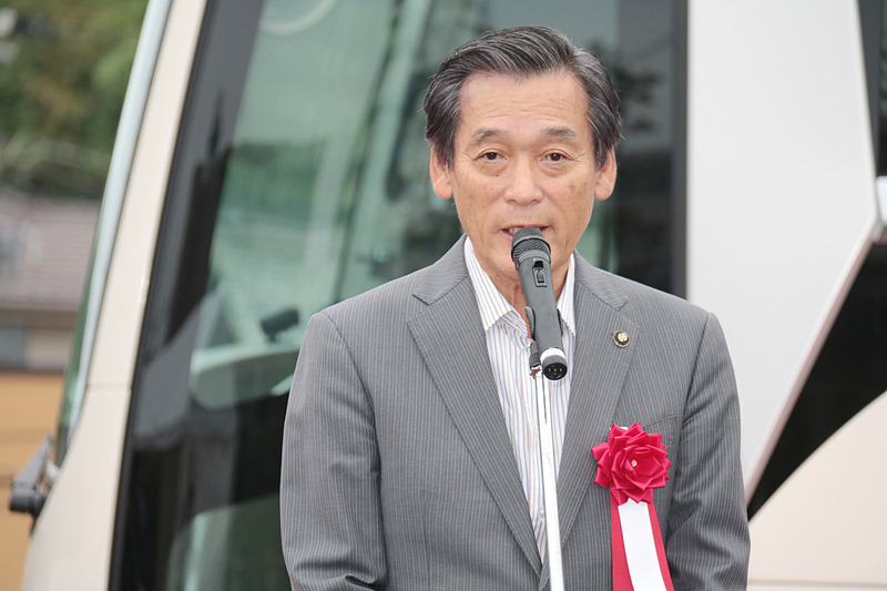 「ぜひ、松戸市のために、あるいはこの地域全体のみんなのために、このバスの運行を円滑に進めていただければと思っています」とあいさつする、松戸市長の本郷谷健次氏
