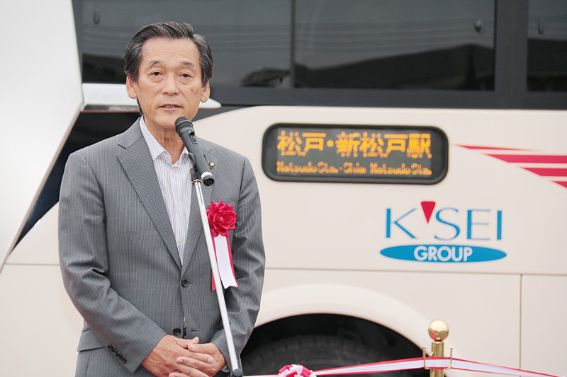 「ぜひ、松戸市のために、あるいはこの地域全体のみんなのために、このバスの運行を円滑に進めていただければと思っています」とあいさつする、松戸市長の本郷谷健次氏