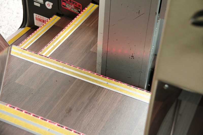 乗降口のステップはドアが開いているときはLEDが赤と緑に交互に光り注意を促していた