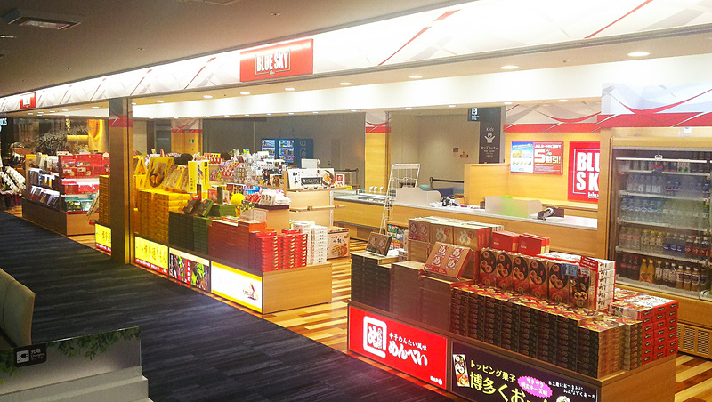 JALUXは8月29日、福岡空港 国内線旅客ターミナルビル2階に「BLUE SKY」南ゲートショップをオープンした