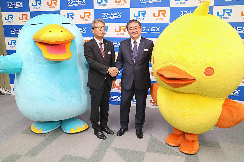 JR西日本とJR東海は、東海道新幹線/山陽新幹線のネット予約とチケットレスでの乗車が可能な「スマートEX」のサービス開始1周年を記念したキャンペーンを実施する。写真は2017年8月25日に行なった「スマートEX」発表会見のときのもの