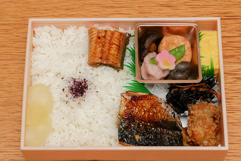 見た目はいかにもロケ弁当といった内容。大盛りのご飯に、がっつり楽しめるおかずが盛り付けられている