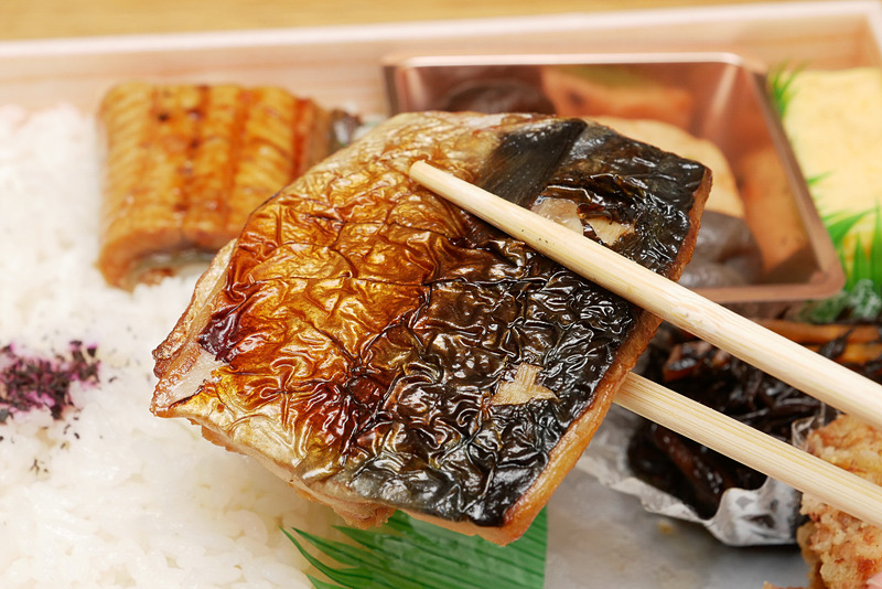 大きなサバの塩焼きは、脂が乗って旨味が凝縮。冷めていても臭みがなく、かなりの美味しさだ