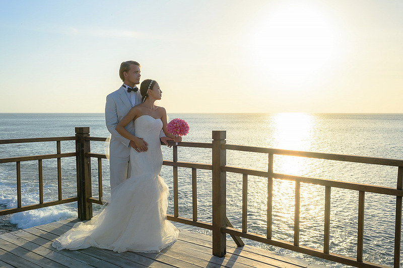 アヤナリゾートは「アヤナ コモド リゾート ワエチチュ ビーチ」のウェディングプランを発表した。写真は「ナガ ピア（ドラゴンの桟橋）」でのイメージ