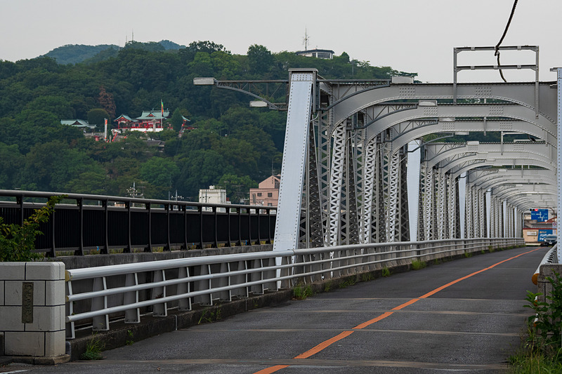 小高い山の上に建つ足利織姫神社。右の橋は歌にもなった有名な渡良瀬橋