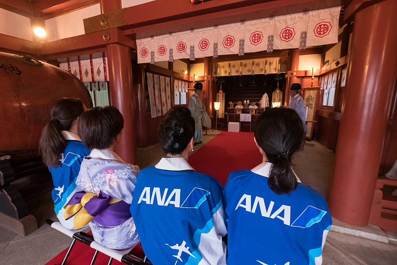 本殿内で行なわれた短冊祈願