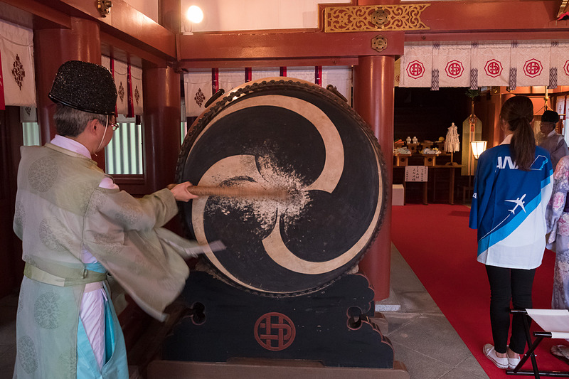 本殿内で行なわれた短冊祈願