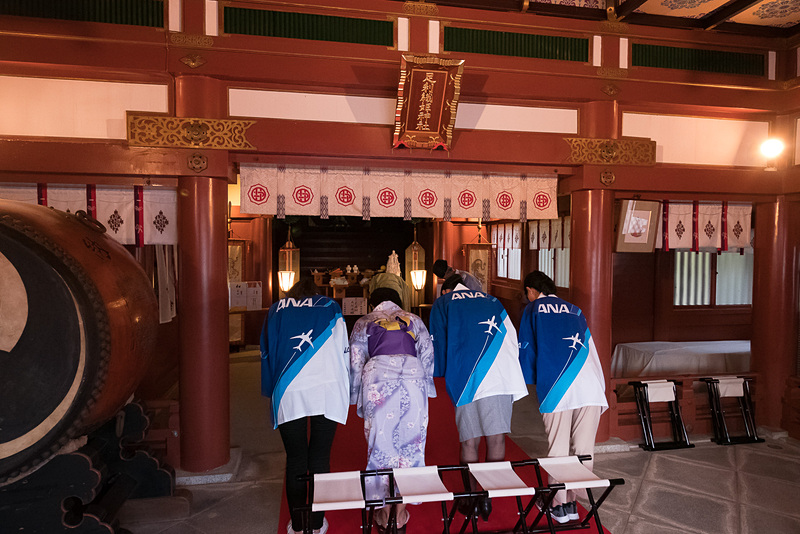 本殿内で行なわれた短冊祈願