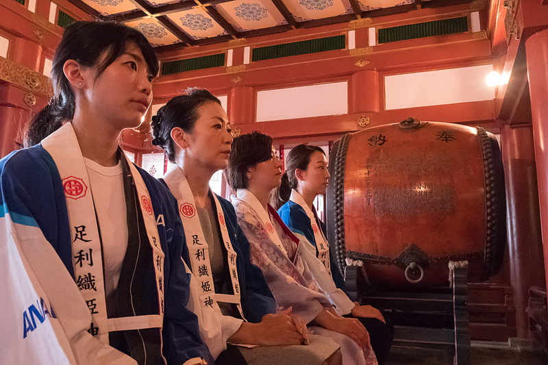 本殿内で行なわれた短冊祈願