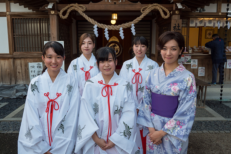 今年初めて短冊を奉納した足利大学の看護学部学生が巫女さんとして祈願祭に協力