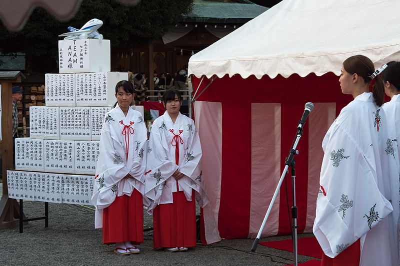 今年初めて短冊を奉納した足利大学の看護学部学生が巫女さんとして祈願祭に協力