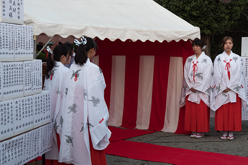 今年初めて短冊を奉納した足利大学の看護学部学生が巫女さんとして祈願祭に協力
