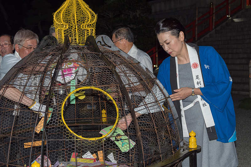 次々に短冊が投じられ、30万人の願いが大きな炎を作り出した