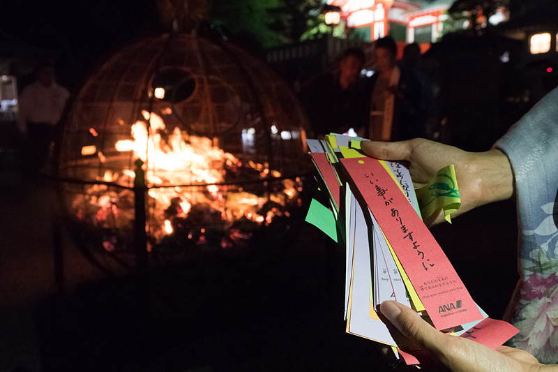 次々に短冊が投じられ、30万人の願いが大きな炎を作り出した