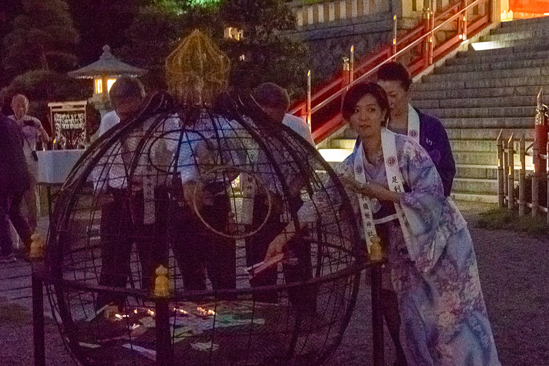 次々に短冊が投じられ、30万人の願いが大きな炎を作り出した